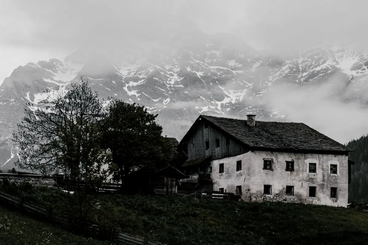 Gothic Fiction Explained: 8 Tropes Every Reader Should Know